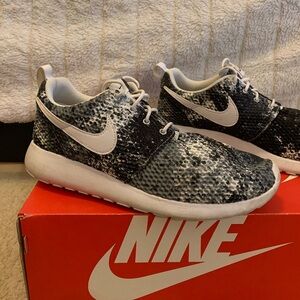Nike Roshe Print Sneakers 🤍